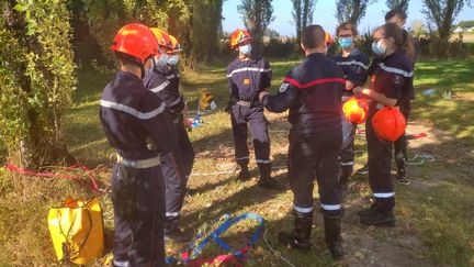 Les jeunes sapeurs-pompiers de la caserne Ouest-Agglo, dans l'Indre-et-Loire près de Tours, se préparent à un exercice de sauvetage. Fondettes, 9 octobre 2021. (THEO UHART / FRANCEINFO)