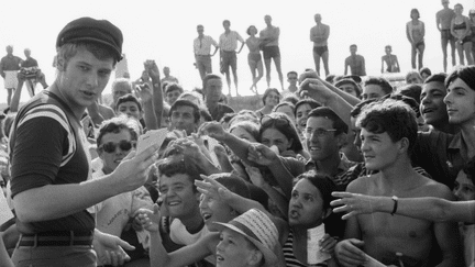 Roger Kasparian : "A ce moment-là, Johnny était déjà installé, tout le monde le connaissait. A l’époque on n’avait pas de téléphones portables donc on ne demandait pas des selfies mais des autographes. C’était une époque bon enfant, ce n’était pas tendu comme maintenant, on pouvait encore approcher les stars sans problème. Johnny était en communion avec les gens qui l’aimaient, il leur ressemblait. Qui mieux que lui a incarné cette génération ?"
 (Roger Kasparian)