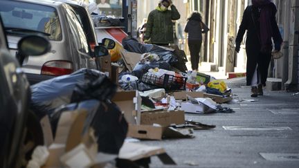 Un amoncellement de déchets dans une rue de Marseille (Bouches-du-Rhône), le 1er février 2022. (FRANCK PENNANT / MAXPPP)