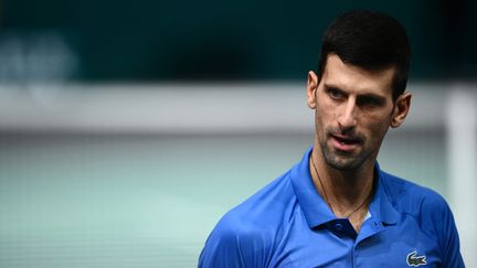 Novak Djokovic lors de son match contre Maxime Cressy au 2e tour du Masters 1000 de Paris-Bercy, le 1er novembre 2022. (CHRISTOPHE ARCHAMBAULT / AFP)