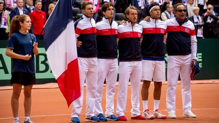 Nicolas Mahut, Pierre-Hugues Herbert, Lucas Pouille, Jo-Wilfried Tsonga et le capitaine Yannick Noah, avant&nbsp;la&nbsp;demi-finale de Coupe Davis entre la France et la Serbie, au stade&nbsp;Pierre Mauroy à Lille (Nord), le 17 septembre 2017.  (PHILIPPE HUGUEN/AFP)