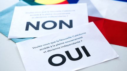 Un bulletin de vote lors du deuxième référendum sur l'indépendance de la Nouvelle-Calédonie, le 4 octobre 2020. (DELPHINE MAYEUR / HANS LUCAS / AFP)