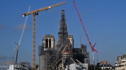 L'échafaudage autour de la nouvelle flèche de Notre-Dame de Paris (6 décembre 2023) (MIGUEL MEDINA / AFP)