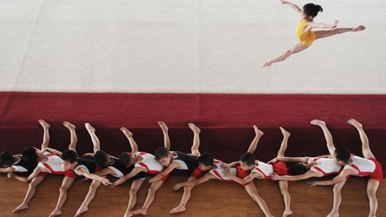 Entra&icirc;nement de jeunes gymnastes dans une &eacute;cole de Jiaxing (Chine), le 10 juillet 2012. (REUTERS)