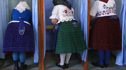 Des Hongroises votent &agrave; l'occasion des &eacute;lections l&eacute;gislatives &agrave;&nbsp;Veresegyhaza (Hongrie), le 6 avril 2014. (LASZLO BALOGH / REUTERS)