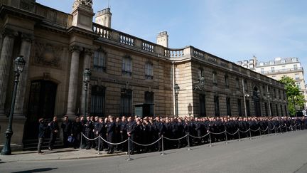 Plusieurs centaines de pompiers patientent devant l'Elysée avant la cérémonie en leur honneur, jeudi 18 avril à Paris. (LIONEL BONAVENTURE / AFP)