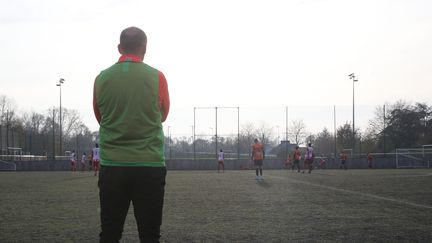 Un entraîneur de football observe ses joueurs sur le bord du terrain. (photo d'illustration) (JEAN-FRANCOIS FREY / MAXPPP)