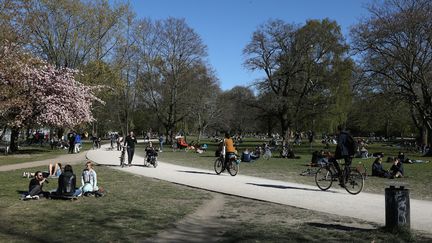 Dans un parc de Berlin (Allemagne), à la veille du début du déconfinement, le 19 avril 2020.&nbsp; (CHRISTIAN MANG / REUTERS)