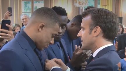 Emmanuel Macron a remis la légion d'honneur à Kylian Mbappé, le 4 juin 2019, à l'Elysée à Paris. (FRANCEINFO)