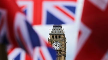 Des drapeaux britanniques flottent devant Big Ben, le 24 juin 2016 à Londres. (MAXPPP)