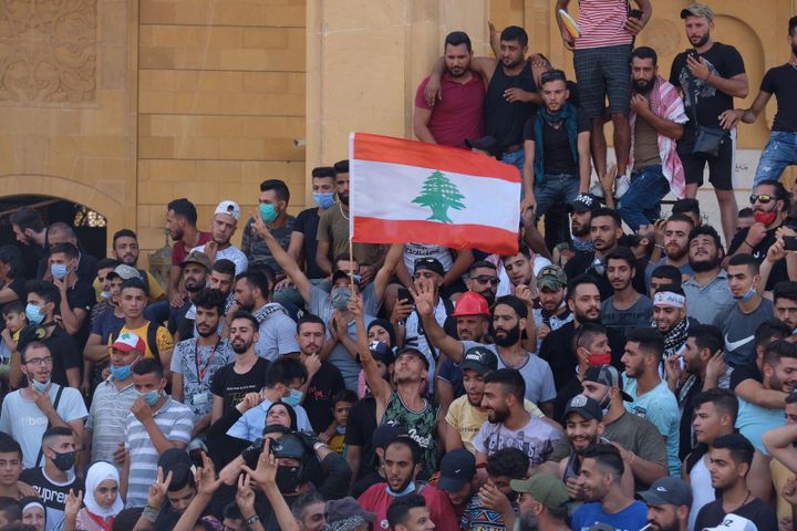 Ambiance de révolution au Liban quatre jours après la dramatique explosion du port. Samedi 8 août, des milliers de Libanais ont investi les rues de la capitale et certains ministères. De violents&nbsp; affrontements avec les forces de l'odre ont eu lieu. (NATHANAEL CHARBONNIER / RADIO FRANCE)