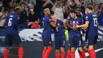 Les Français célèbrent&nbsp;le deuxième but de Griezmann face à la Finlande, le 7 septembre (FRANCK FIFE / AFP)