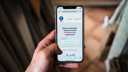 L'application ViteMaDose&nbsp;permet de trouver les créneaux de vaccination encore disponibles. (AMAURY CORNU / HANS LUCAS / AFP)