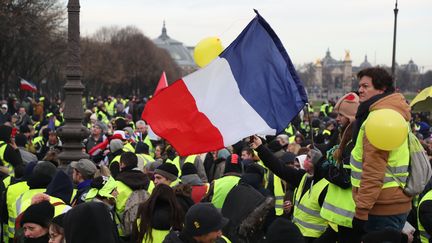 Des "gilets jaunes" réunis près de l'hôtel des Invalides, à Paris, le 19&nbsp;janvier&nbsp;2019.&nbsp; (ZAKARIA ABDELKAFI / AFP)