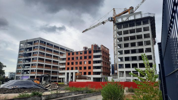 The building "22 26" (here in red in the center), which will require neither heating nor air conditioning, will be six stories high and will accommodate 24 housing units. (MATHILDE IMBERTY / FRANCEINFO)