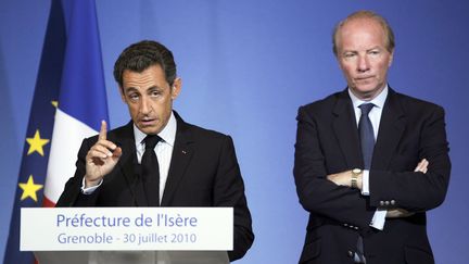 Nicolas Sarkozy, président de la République et Brice Hortefeux, ministre de l'Intérieur à la préfecture de l'Isère, le 30 juillet 2010. (PHILIPPE DESMAZES / AFP)
