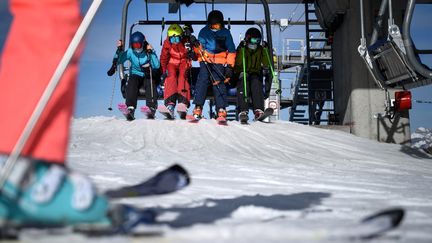 Des skieurs&nbsp;à la station de Verbier, en Suisse, le 15 novembre 2020. (FABRICE COFFRINI / AFP)