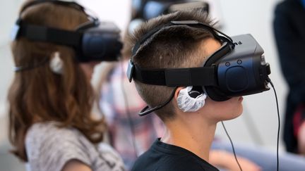 Des enfants portant des masques de réalité virtuelle à Berlin, en septembre 2017. (BERND VON JUTRCZENKA / DPA)