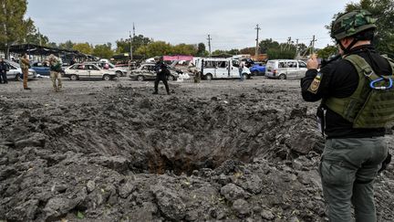 Le cratère causé par l'explosion d'une bombe à Zaporijjia, au sud de l'Ukraine, le 30 septembre 2022. (DMYTRO SMOLIENKO / NURPHOTO / AFP)