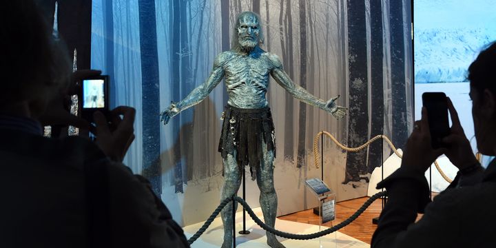 Des visiteurs photographient un personnage de "Game of Thrones", au carrousel du Louvre (7 septembre 2015)
 (Loïc Venance / AFP)