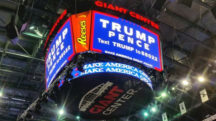 10 000 personnes sont venues acclamer Donald Trump à la patinoire de Hershey, en Pennsylvanie, le vendredi 4 novembre 2016. (FRANCEINFO / BENJAMIN ILLY)