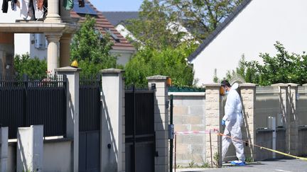 Des enquêteurs de la police scientifique à l'entrée d'un pavillon de Dreux (Eure-et-Loir), où s'est produit un triple homicide, le 25 mai 2023. (JEAN-FRANCOIS MONIER / AFP)