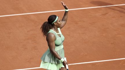 Serena Williams célèbre sa&nbsp;victoire au troisième tour de Roland-Garros 2021, le 4 juin. (JEAN CATUFFE / JEAN CATUFFE)