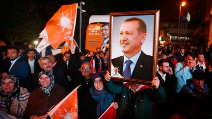 &nbsp; (Des soutiens du président Recep Tayyip Erdogan dimanche soir à Istanbul © REUTERS/Osman Orsal)