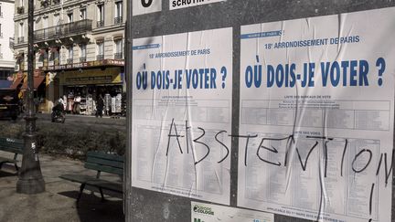 Un panneau r&eacute;serv&eacute; &agrave; la campagne &eacute;lectorale, &agrave; Paris. (JOEL SAGET / AFP)