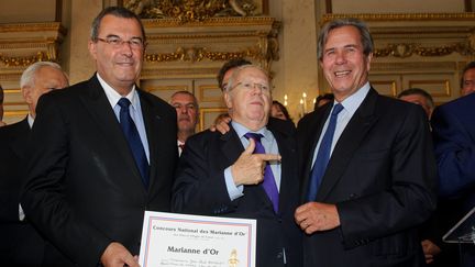 Jean Paul Bacquet, député-maire de Coudes dans le Puy-de-Dôme (G), Michel Charasse (C) et Jean-Louis Debré, président du conseil constitutionnel (D), lors d'une remise de prix des Mariannes d'Or à Paris en 2012. (CHRISTOPHE PETIT TESSON / MAXPPP)