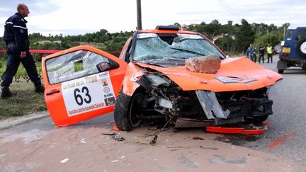 La voiture qui a fonc&eacute; dans la foule pendant un rallye &agrave; Draguignan (Var)&nbsp;a tu&eacute; deux personnes, le 19 mai 2012.&nbsp; (JEAN-CHRISTOPHE MAGNENET / AFP)