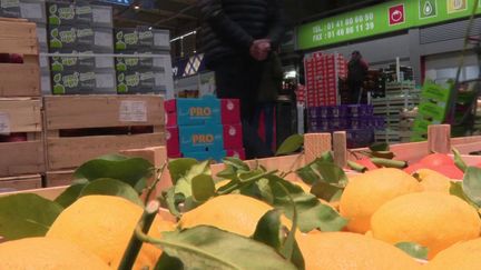 L’association Le Potager de Marianne récupère une grande partie des produits invendus du marché de Rungis. Ils sont ensuite revendus dans des épiceries solidaires en fonction du niveau de revenus des clients. (France 3)