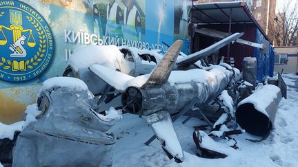 A l'arrière de l'institut d'étude et de recherche scientifique légale de Kiev, des restes de missiles, de roquettes ou de drones sont entreposés sous une couche de neige verglacée. (VANESSA DESCOURAUX / RADIO FRANCE)