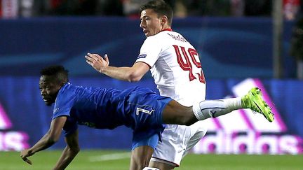 Match engagé entre Séville et Leicester, à l'image de cette action entre Lenglet et Musa (JOSE MANUEL VIDAL / EFE)