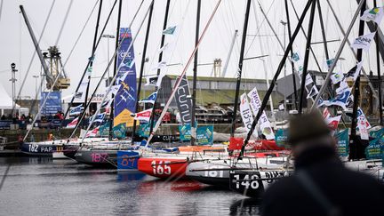 Les bateaux des skippers de la Route du Rhum dans le port de Saint-Malo après l'annonce du report du départ de la course, samedi 5 novembre 2022. (LOIC VENANCE / AFP)