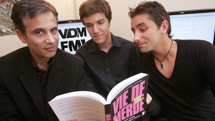 Didier Guedj, Maxime Valette et Guillaume Passaglia, cr&eacute;ateurs du site internet "Vie De Merde" ou "VDM", le 25 mars 2009 &agrave; Reims (Marne). (FRANCOIS NASCIMBENI / AFP)