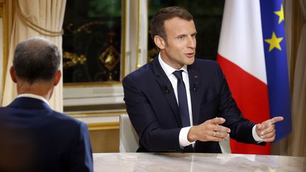 Emmanuel Macron, le 15 octobre 2017, lors de sa première interview télévisée depuis son élection. (PHILIPPE WOJAZER / POOL)