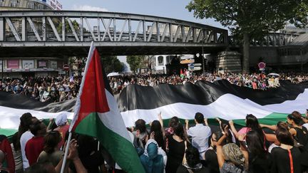 En revanche &agrave; Pairs, o&ugrave; la pr&eacute;fecture avait interdit le rassemblement, des centaines de personnes se sont retrouv&eacute;es pr&egrave;s du m&eacute;tro Barb&egrave;s dans le 18e arrondissement.&nbsp; (FRANCOIS GUILLOT / AFP)