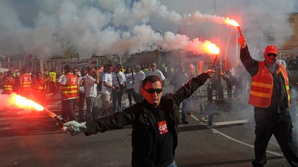 Des salari&eacute;s de Kem One bloquent une usine &agrave; Marseille, le 14 mai 2013. (BORIS HORVAT / AFP)