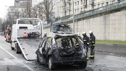 Les pompiers interviennent suite à un accident sur le périphérique parisien, le 17 février 2018.&nbsp; (GEOFFROY VAN DER HASSELT / AFP)