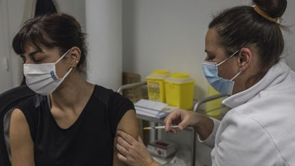 Une femme se fait vacciner, le 28 décembre 2021 à Marseille (Bouches-du-Rhône). (DIEGO DIAZ TELLEZ / HANS LUCAS / AFP)