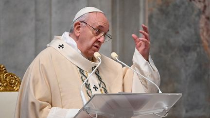 Le pape François lors d'une messe, le 22 novembre 2020 au Vatican. (VINCENZO PINTO / AFP)