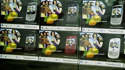 Des BlackBerry dans une vitrine de New Delhi le 12/08/10 (AFP Manpreet Romana)