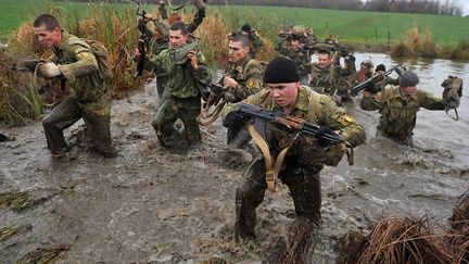 Le Jour J, les candidats doivent passer plusieurs étapes. La première consiste à courir une dizaine de kilomètres à travers des rivières, des marais, du sable. Des pièges sont placés le long du parcours. (AFP PHOTO / VIKTOR DRACHEV)