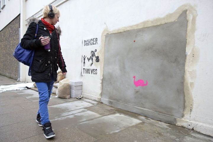 Le pan de mur sur lequel se trouvait l'oeuvre de Banksy, "Slave Labour", a &eacute;t&eacute; d&eacute;coup&eacute; et combl&eacute; avec du b&eacute;ton &agrave; Londres (Royaume-Uni), le 20 f&eacute;vrier 2013. (NEIL HALL / REUTERS)