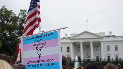 Une manifestation pour demander à ce que les personnes transgenres pussent servir dans l'armée, devant la Maison Blanche, le 29 juillet 2017.&nbsp; (CITIZENSIDE/RUSS  R. SCOTT / CITIZENSIDE / AFP)