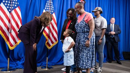 Kamala Harris parle avec une enfant avant un meeting à Houston, au Texas, le 25 octobre 2024. (ROBERTO SCHMIDT / AFP)