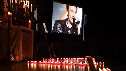 Un hommage populaire sera rendu à Johnny Hallyday, samedi 9 décembre sur les Champs-Elysées, comme cela a déjà été le cas jeudi à l'église Saint-Roch. (ERIC FEFERBERG / AFP)