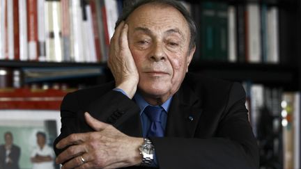 Michel Rocard, dans son bureau à Paris, le 22 décembre 2010.&nbsp; (JOËL SAGET / AFP)