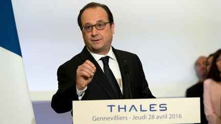 François Hollande lors de sa visite à l'usine Thales de Gennevilliers (Hauts-de-Seine), le 28 avril 2016. (MAXPPP)